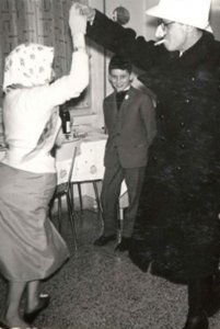 1960, Enrico Moravio e Dino Faverzani, Carnevale in casa (Archivio MUVI)