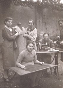 1939, via Fiume, le sarte (Famiglia Farina - Archivio C.D.S.)