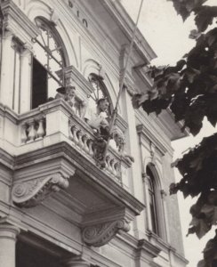Carlo Meani, partigiano, primo sindaco dopo la Liberazione, parla dal balcone del Palazzo comunale