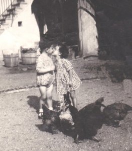 … e nascono giovani amori, cortile di via Fiume, 1947 (Famiglia Farina - Archivio C.D.S.)