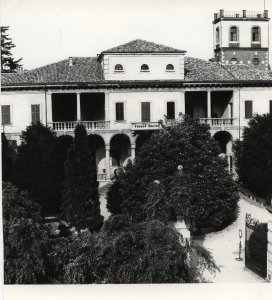 Villa Ghirlanda Silva- foto storica: veduta del cortile d’onore-