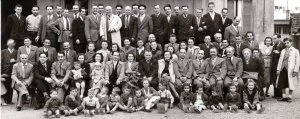 1949, Cinisello Balsamo, cortile della Cooperativa La Previdente, Teresa Mattei, 3^ da destra, accanto al marito Bruno Sanguinetti