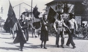 1951, via della Libertà, anniversario della Liberazione, 2^ da sinistra la staffetta partigiana Dina Cereda, nome di battaglia Angela
