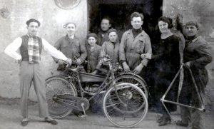1930, operai e titolari Officina di riparazione biciclette Fumagalli, Cinisello Balsamo (Archivio C.D.S.)