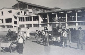 Piazza Costa, bambini festeggiano il Carnevale davanti alla Scuola Elementare ancora in costruzione (Archivio C.D.S.)
