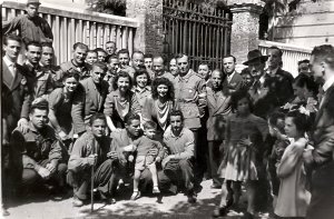 1946, piazza Confalonieri, primo anniversario della Liberazione, un gruppo di partigiani con il sindaco Carlo Meani
