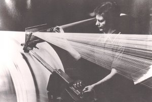 1984, una donna in fabbrica (Archivio C.D.S.)