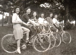 Gruppo di ragazze in bicicletta (Famiglia Bossi - Archivio C.D.S.)