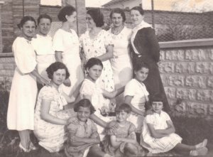 Gruppo di donne (Famiglia Formigoni-Sala - Archivio C.D.S.)