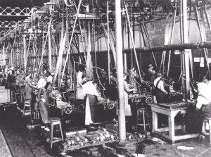 1915, donne in fabbrica, Breda (Archivio C.D.S.) 