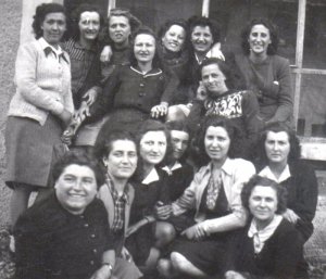 Gruppo di donne (Famiglia Bossi - Archivio C.D.S.)