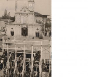 Piazza Gramsci, le gabbie, sullo sfondo la chiesa di Sant’Ambrogio ad Nemus (Foto di Oreste Pessina)