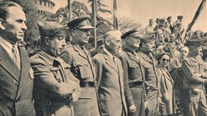 Milano, 6 maggio 1945, sfilata del C.V.L. e delle Brigate partigiane dopo la Liberazione. Da sinistra: 1° Luigi Longo, 3° generale americano Crittenberg, 4° generale Raffaele Cadorna 