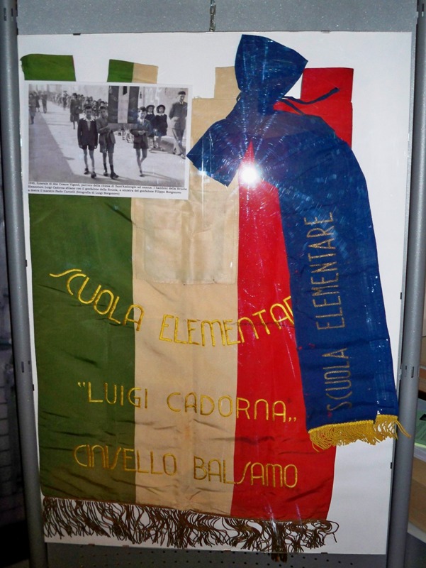 La mostra: il golfalone della Scuola Elementare 