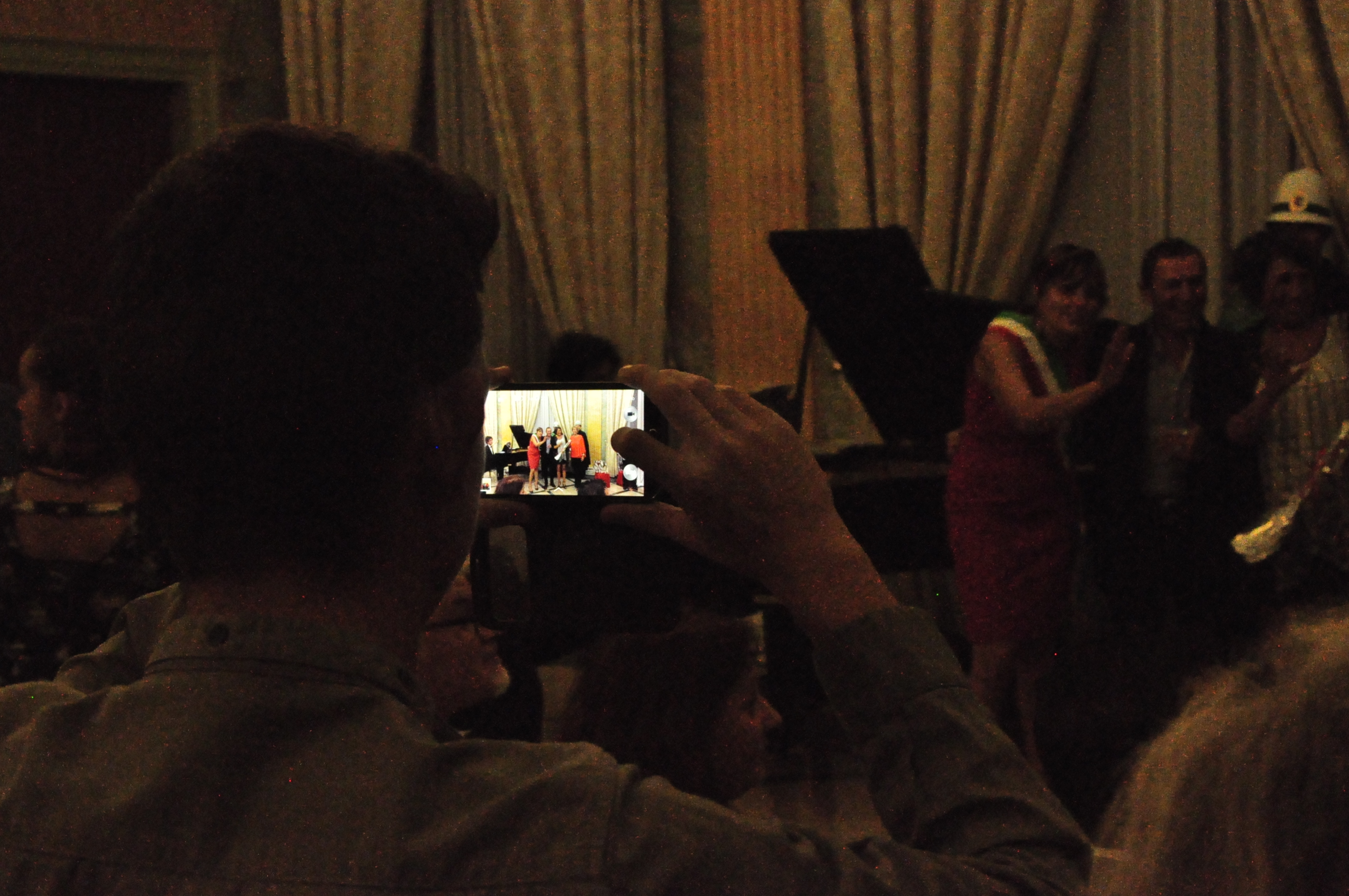 Sala degli Specchi: saluto alle coppie e pianoforte stellato