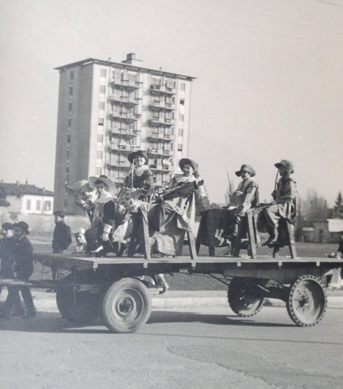 Piazza Italia, carro di bambini in maschera (Archio C.D.S.)