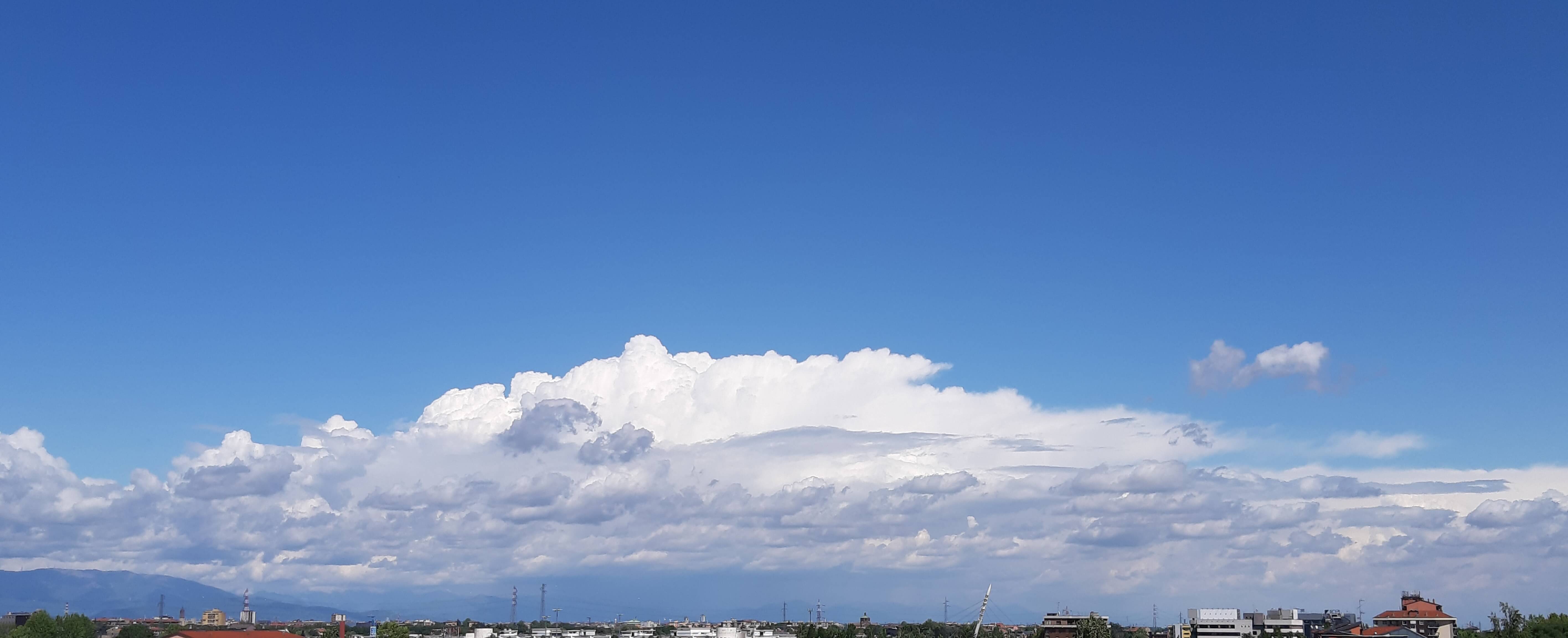 Nuvole che vanno e che vengono ma anche nuvole che si fermano come queste bianche e spumose. Foto di Elena Rovati
