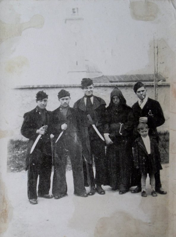 Una vecchia immagine di uomini in maschera (Archivio C.D.S.)