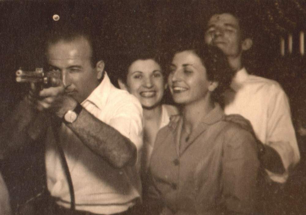 Anni Cinquanta, il tiro a segno. Un autoritratto che veniva automaticamente realizzato se il bersaglio veniva centrato (Famiglia D’Alessio Grassi)