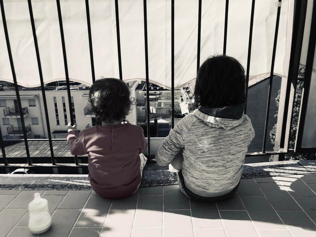 La forza dei bambini in un mondo a righe. Foto di Glauco Cantù