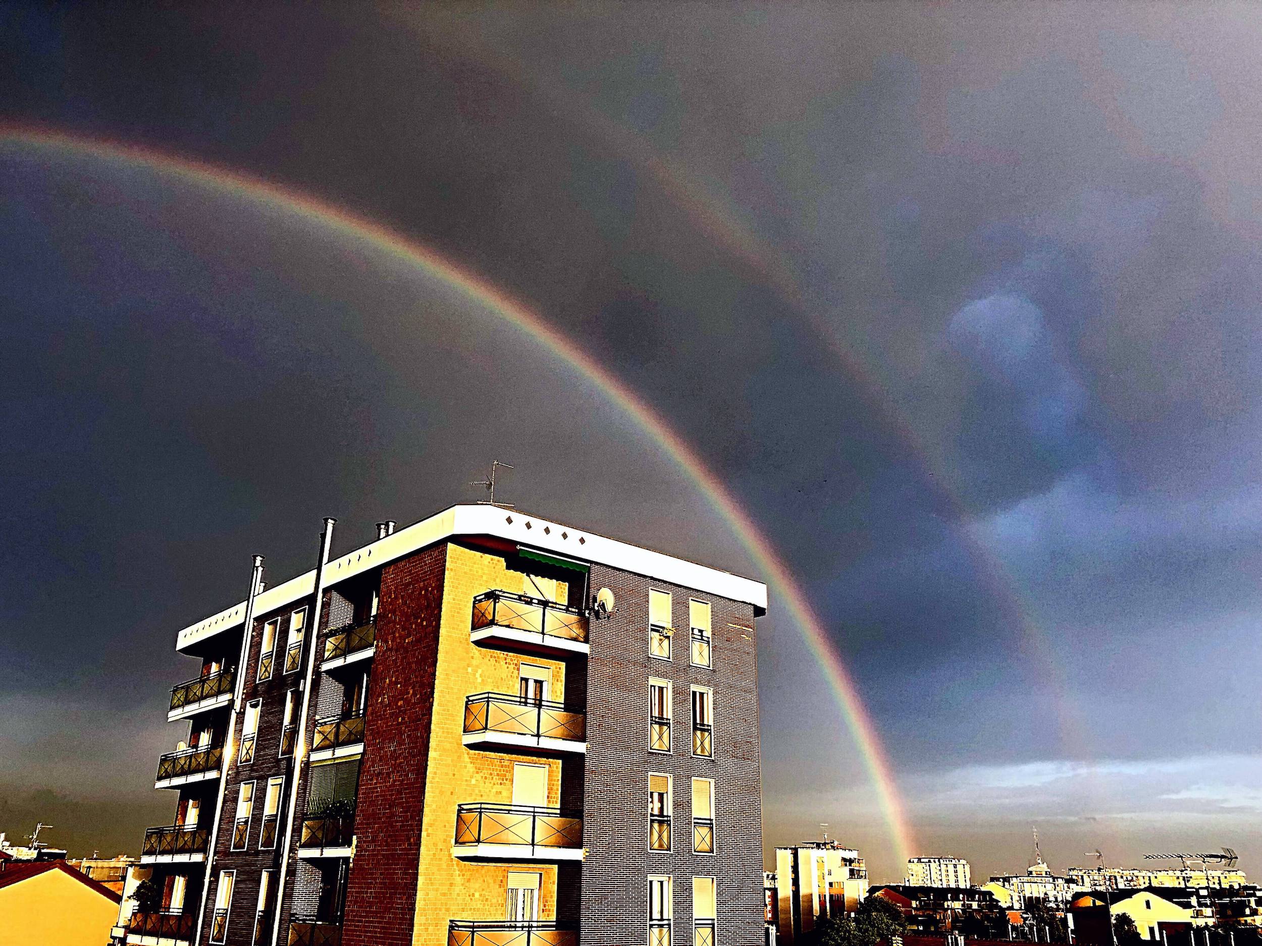Andrà tutto bene. Da qualche parte oltre l’arcobaleno, il cielo è azzurro e i sogni impossibili diventano realtà. (Il mago di Oz). Foto di Lù Di vara