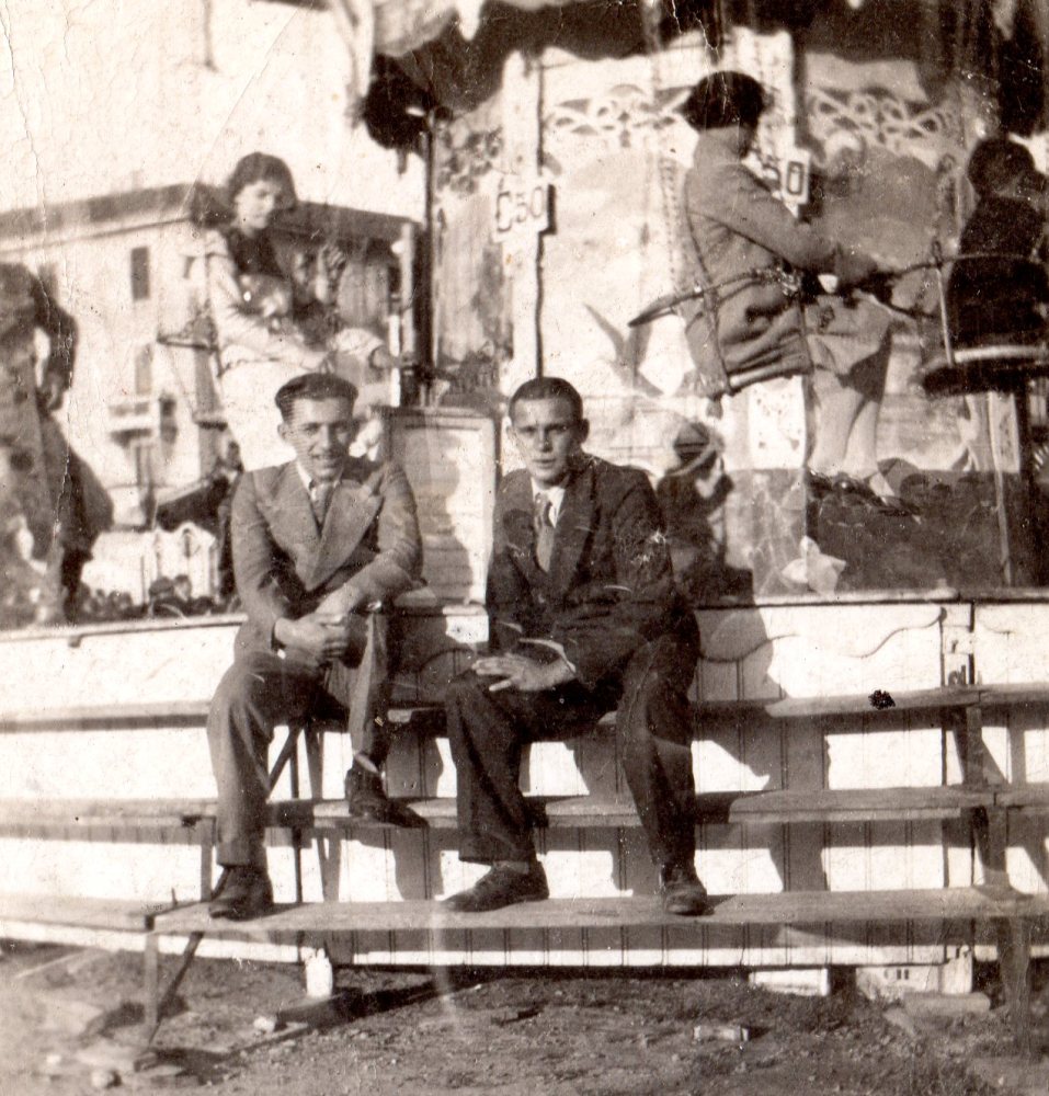 Anni Trenta, la giostra a seggiolini volanti, più nota come calcinculo. Nella foto Lodovico Bossi (foto di Aurelio Bossi)