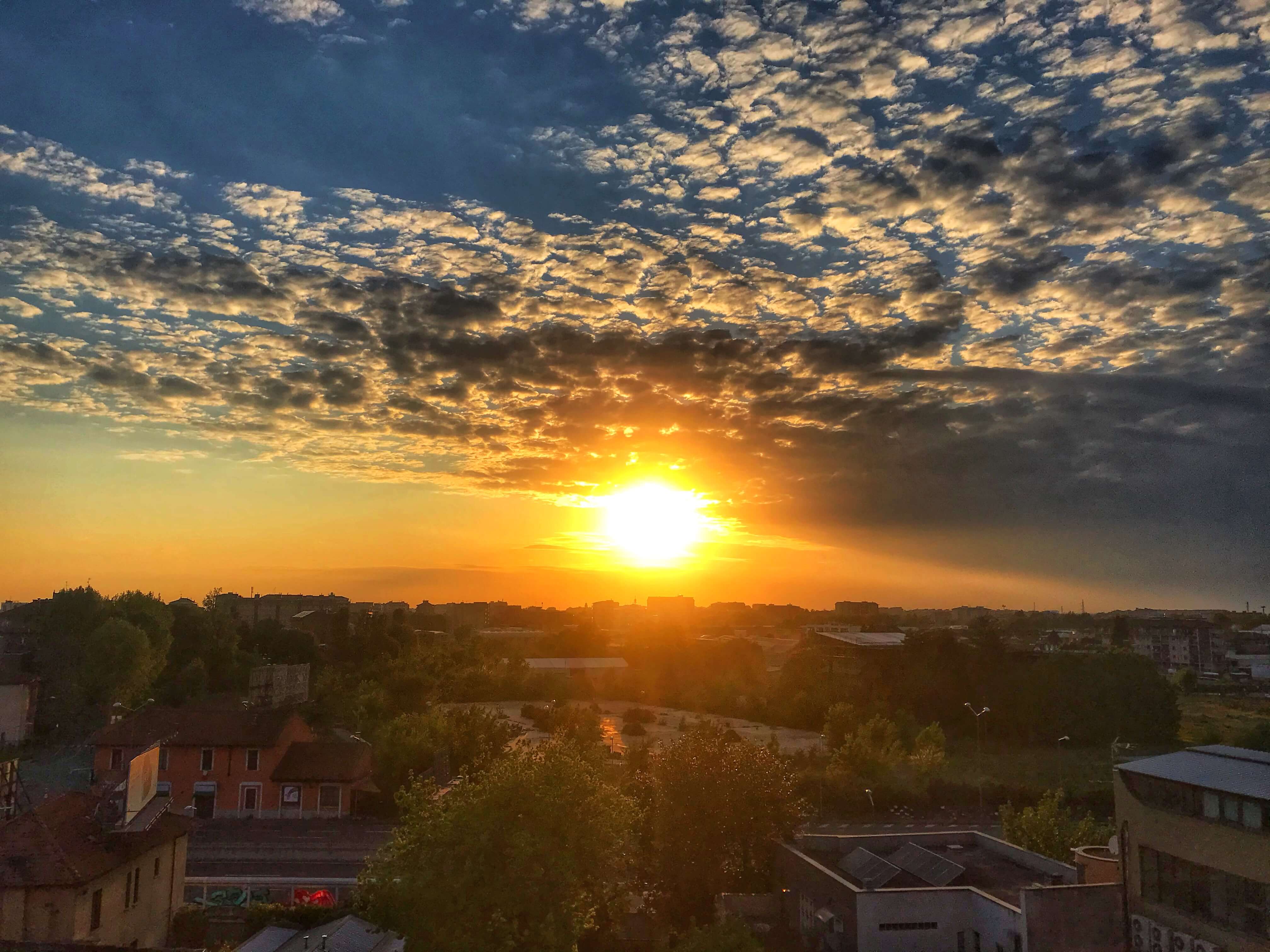 Tramonto su Cinisello Balsamo, una meraviglia offertami ogni sera e molto confortante in questa quarantena. Foto di Isabel Boninchi