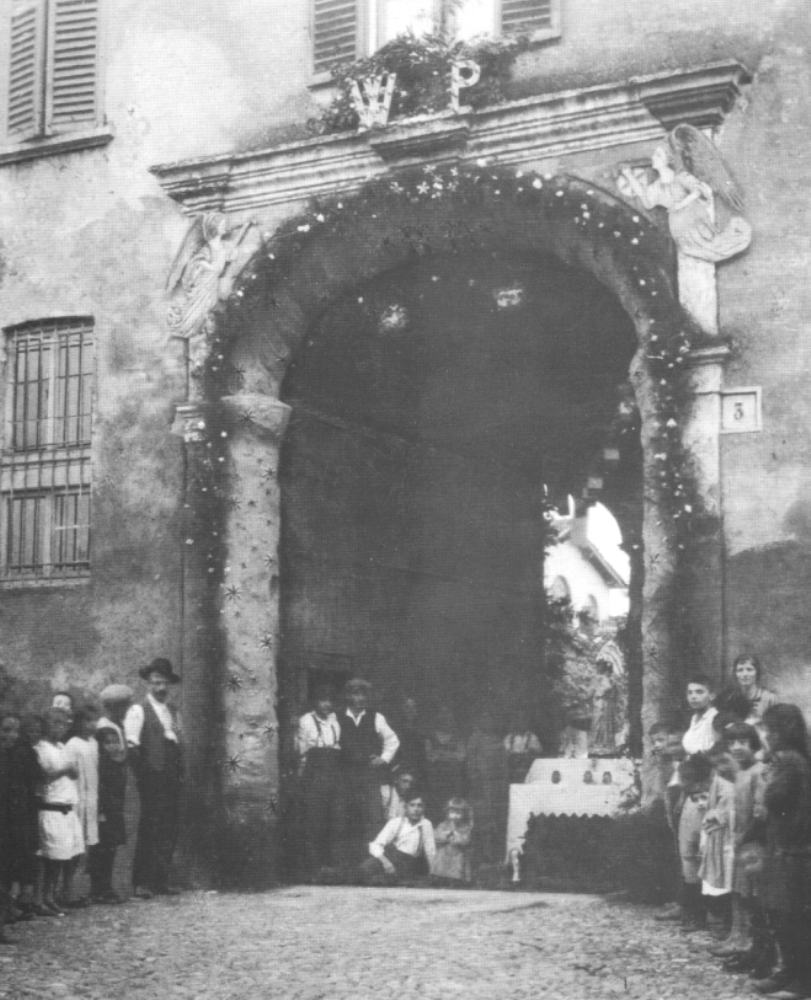 Un portone di via Cavour addobbato per la sagra (foto di Bobo Pozzoli)