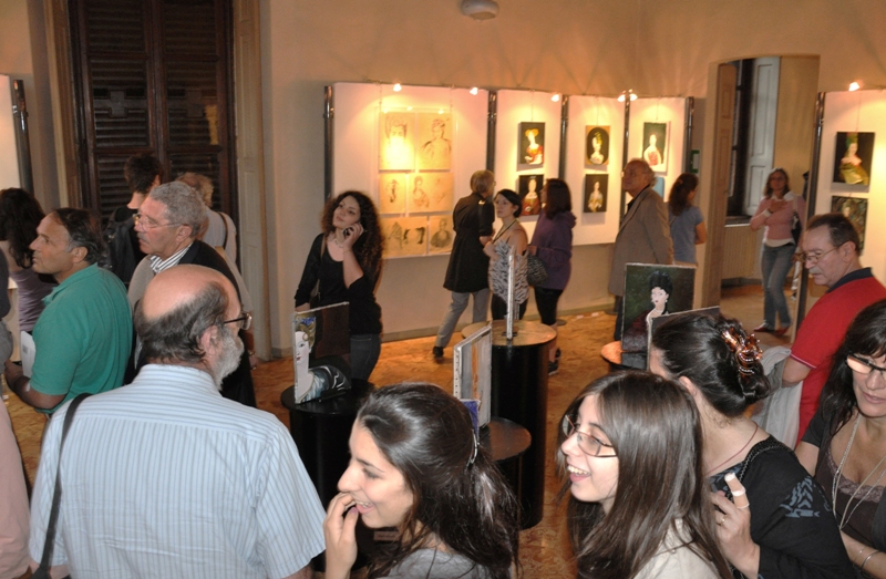 Il pubblico visita la mostra