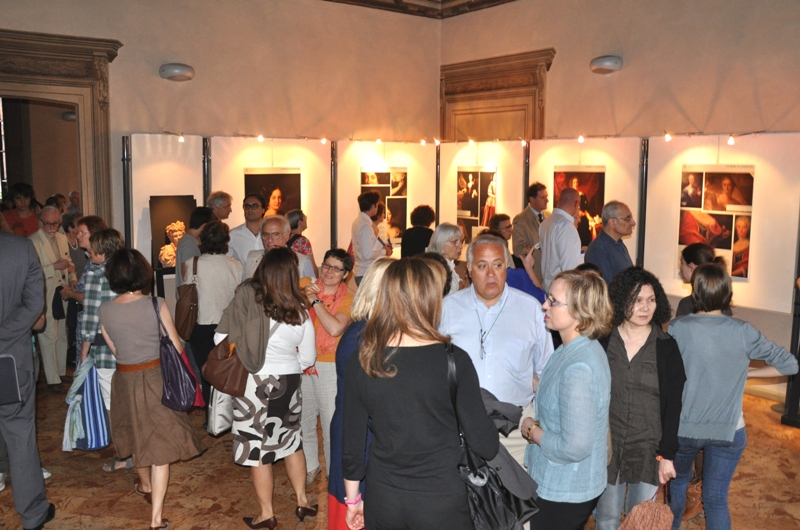 Il pubblico visita la mostra