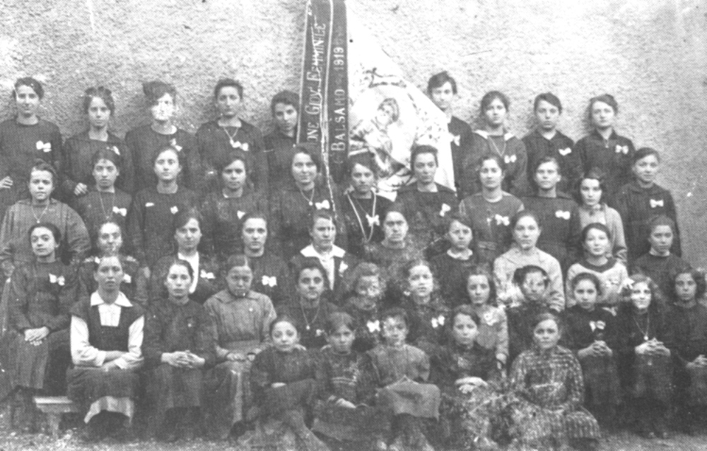 Gruppo di giovani ragazze di 