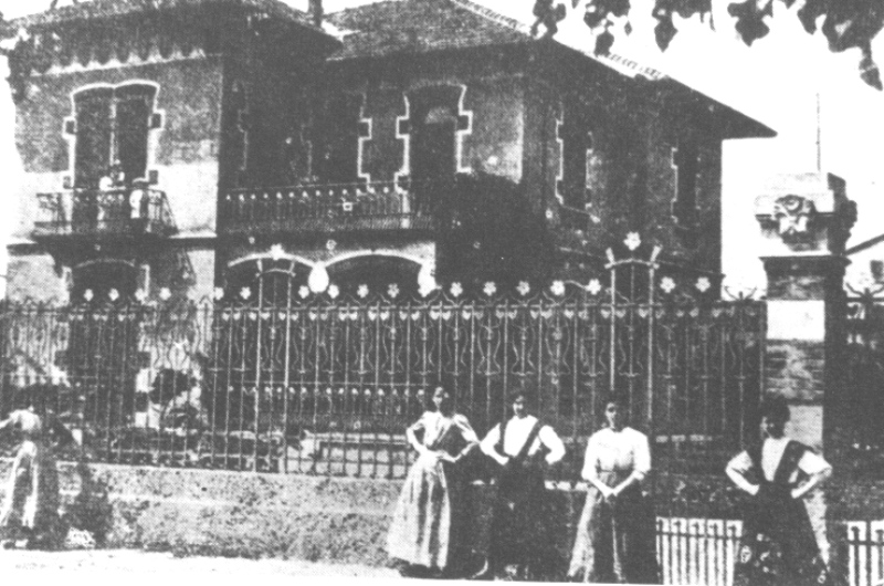 Inizi del Novecento, donne in abiti eleganti (Archivio C.D.S.)