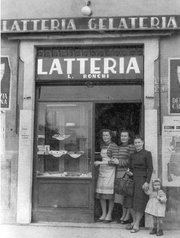 Piazza Italia, gruppo di donne (Archivio C.D.S.)