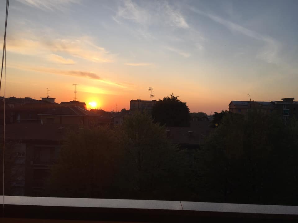 L’alba di un nuovo giorno. La vita palpita, si sente attraverso il canto degli uccelli nel silenzio che ancora precede il giorno. D’incanto il cielo si tinge di sfumature d’amore, il sole fa capolino e illumina ogni cosa. La sua luce, simbolo di speranza per noi anime fragili in cammino, rischiara la via e ci fa sentire meno soli. Foto di Angela Morgese