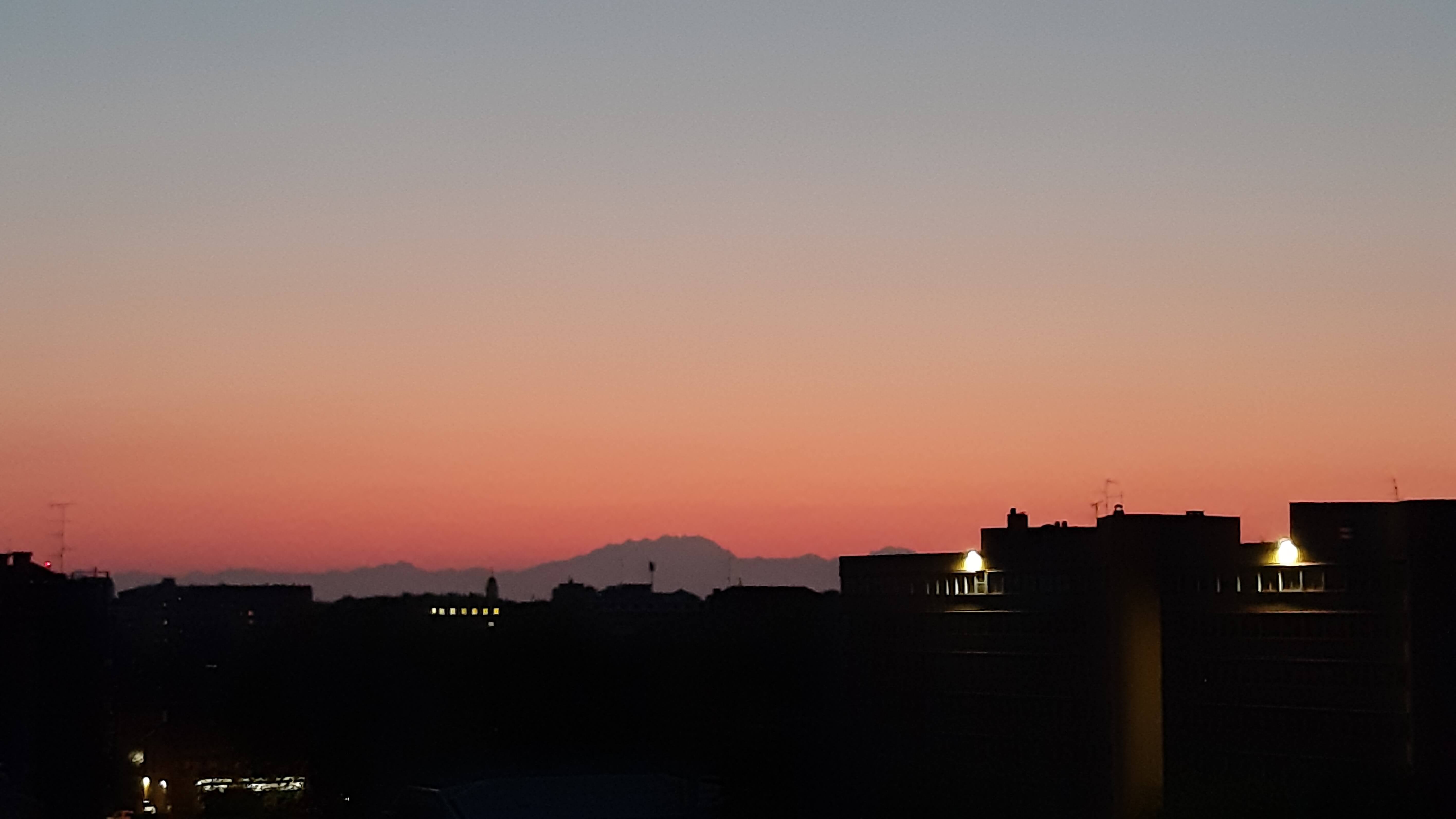 Ammirando il Monte Rosa al tramonto dal mio balcone. Foto di Elena Rovati