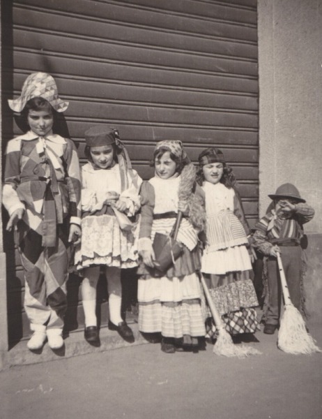 Via Fiume, fine anni Cinquanta, bambini in maschera