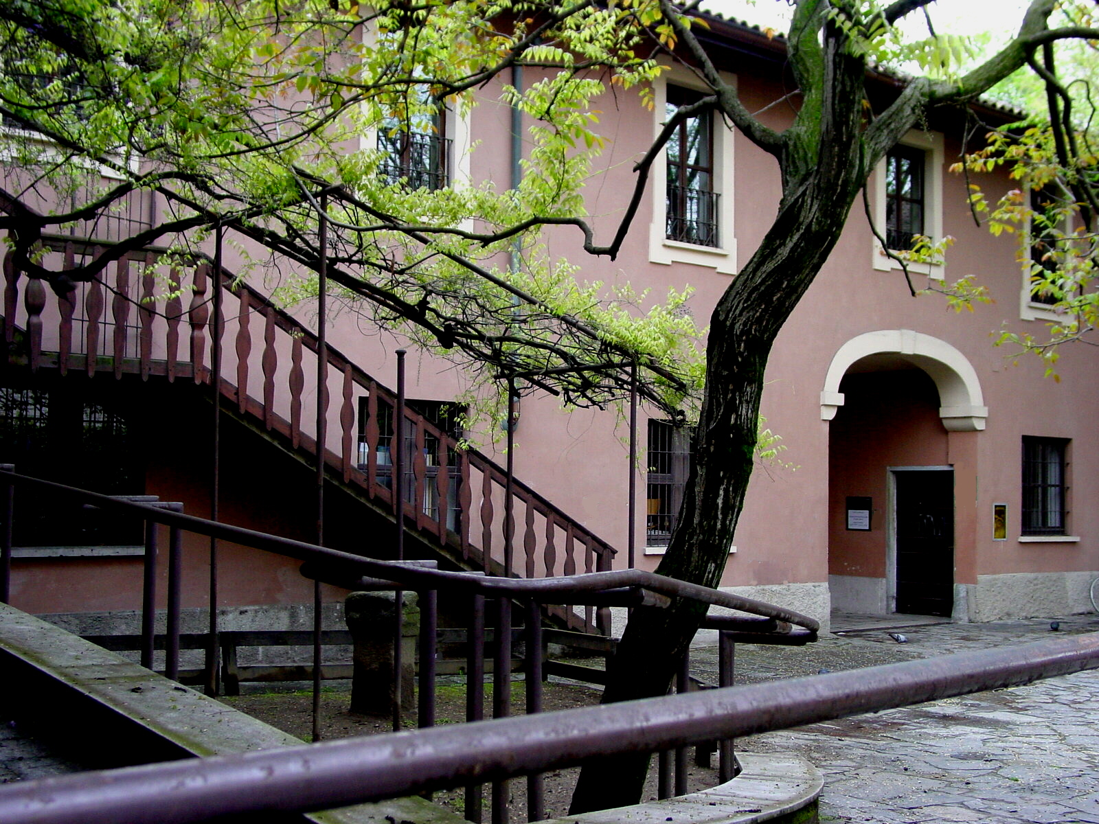 Cortile di servizio laterale