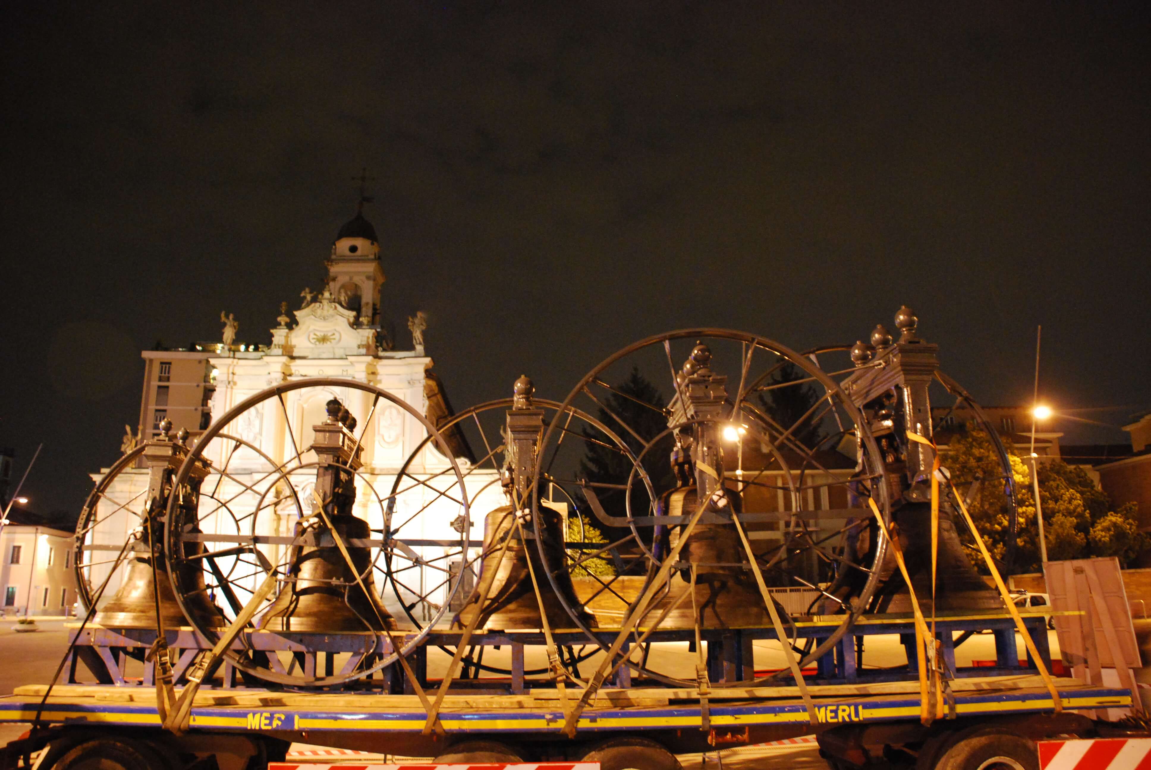 piazza Gramsci 4 gennaio 2008. Le campane restaurate. Foto di Dino Fumi