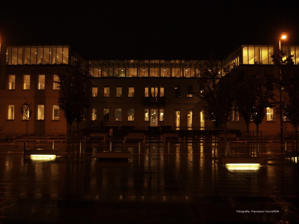 Esterno est notturno