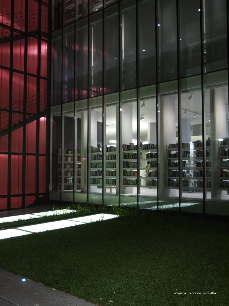 Esterno ovest notturno