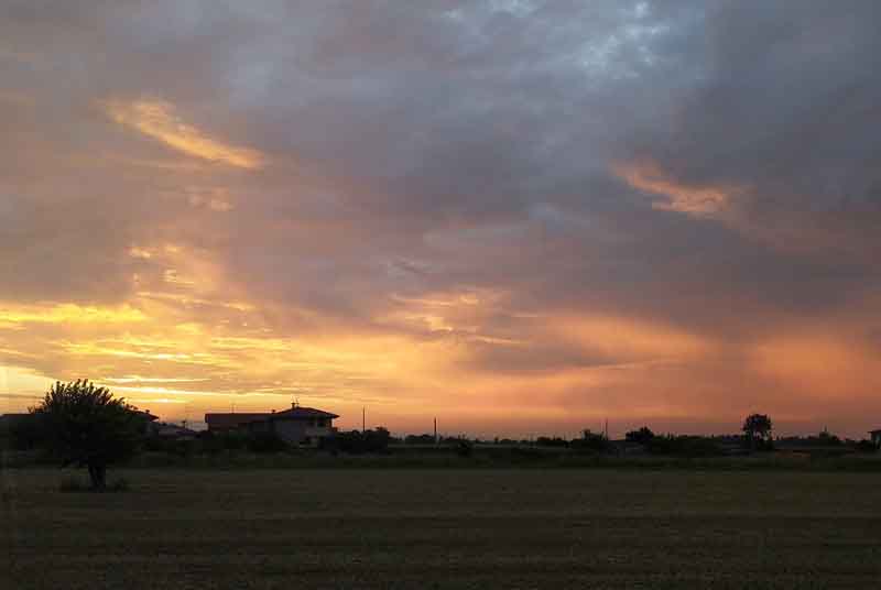 Dorme ancora la campagna, forse no - Foto di Renato Aldo Ferri