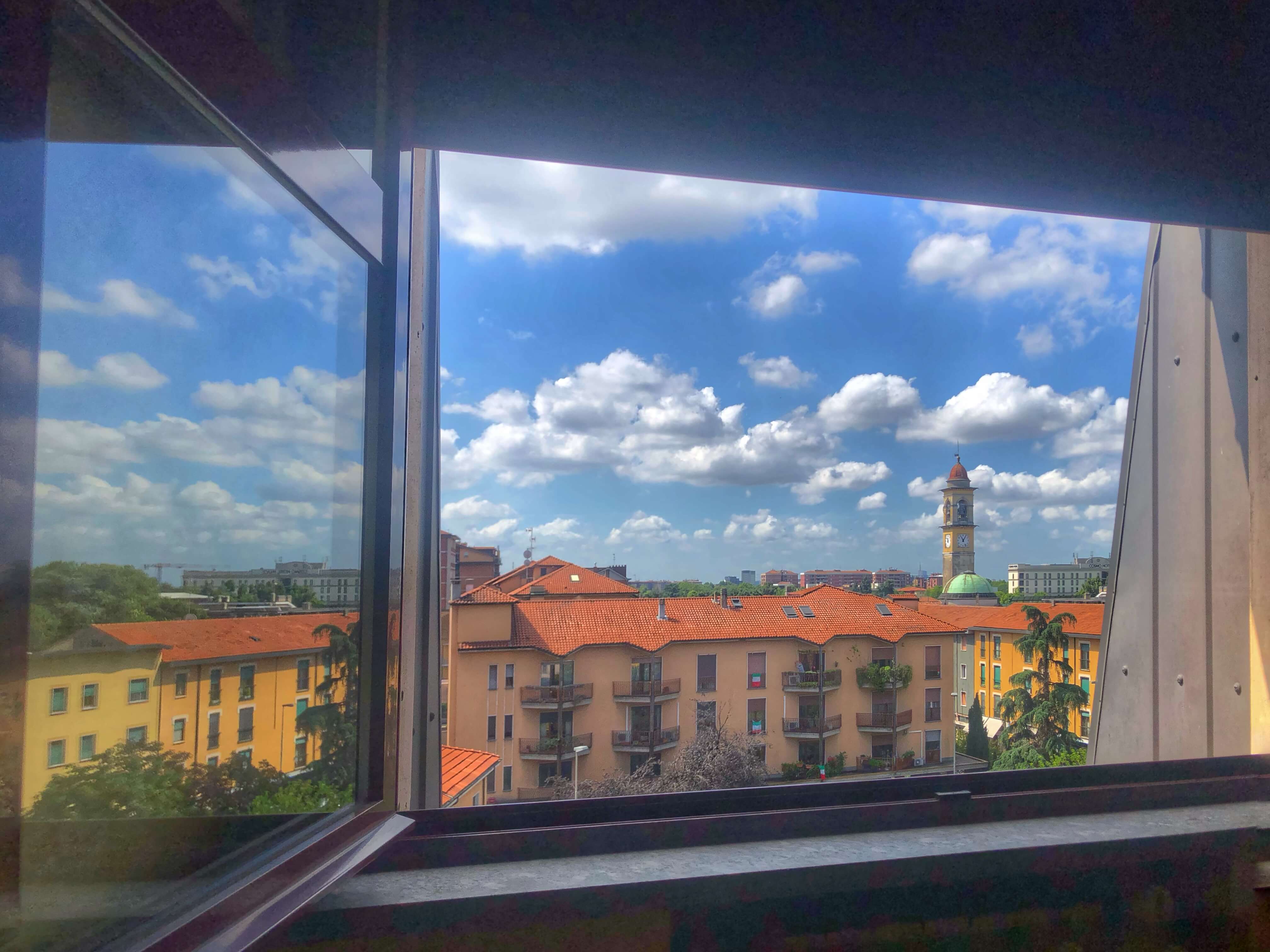 Una finestra sulla città. Foto di Lù Di Vara