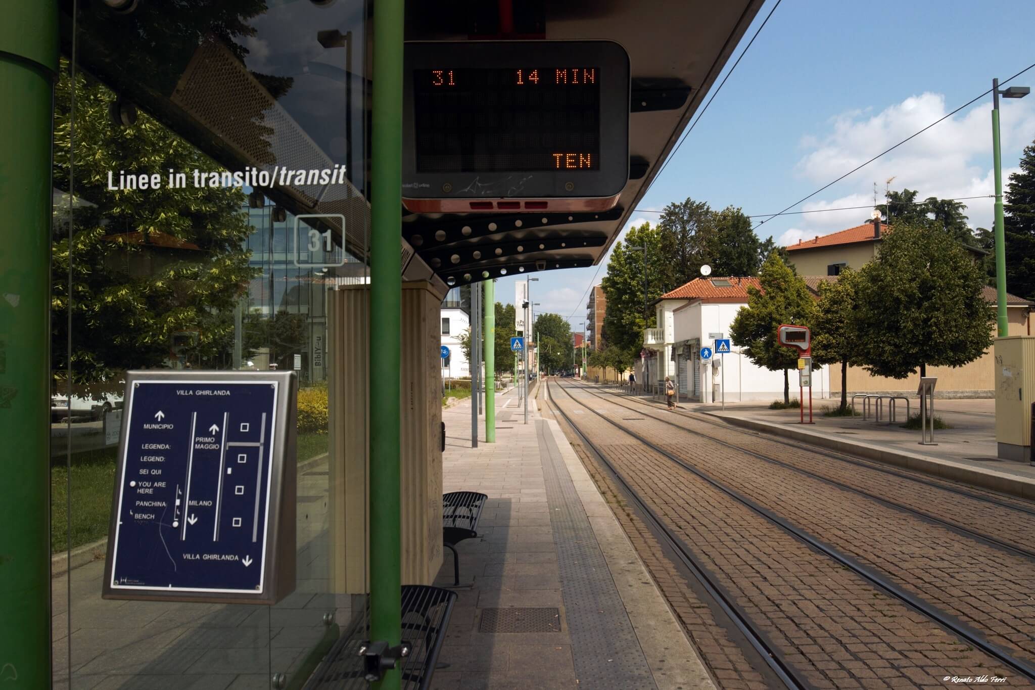 Sola me ne vo’ per la città… foto di Renato Ferri