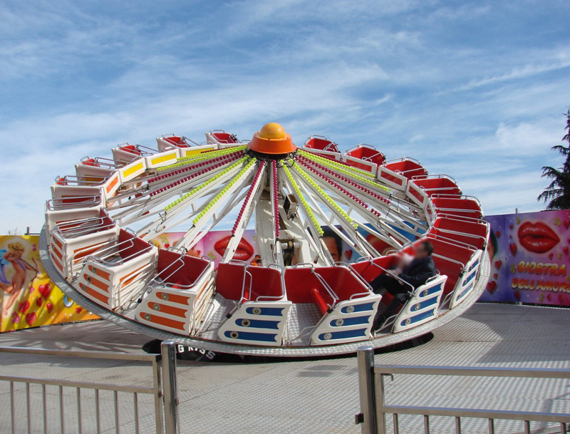 L’allegria di una giostra colorata
