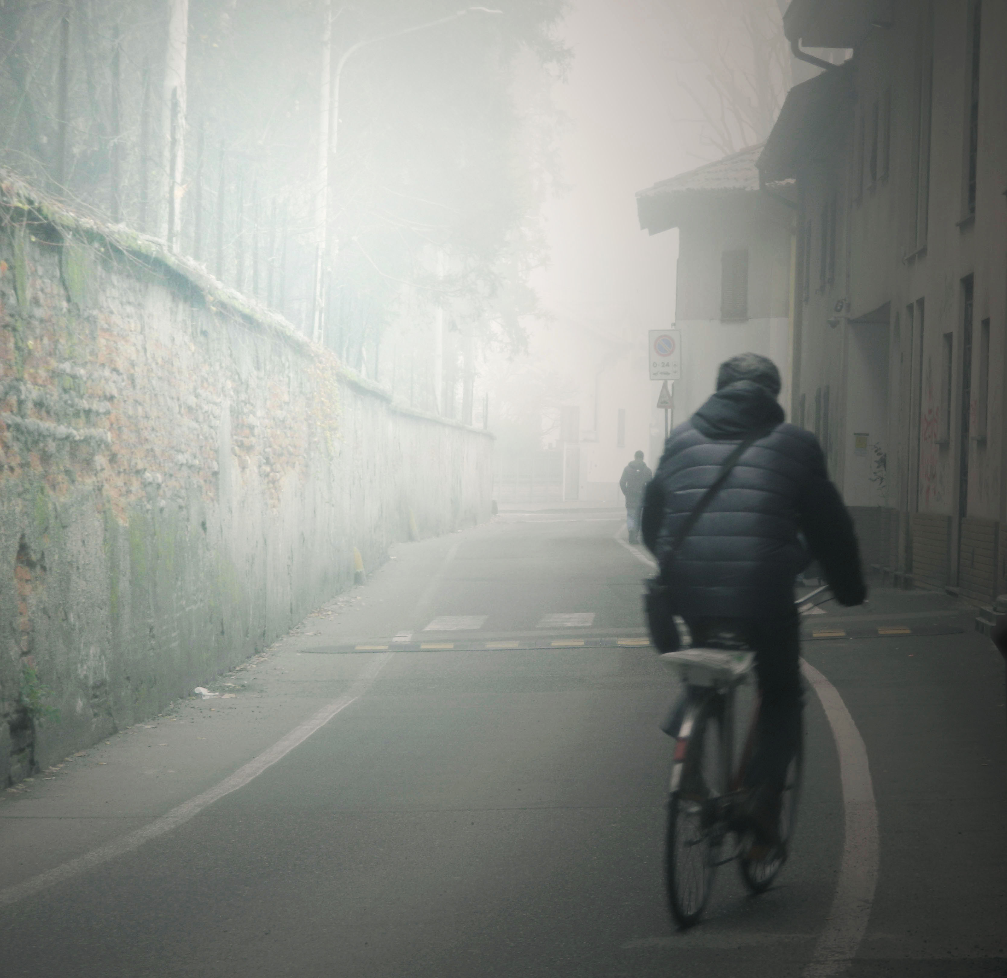 In un giorno di nebbia passando per via S. Ambrogio - Foto di Graziano Libera