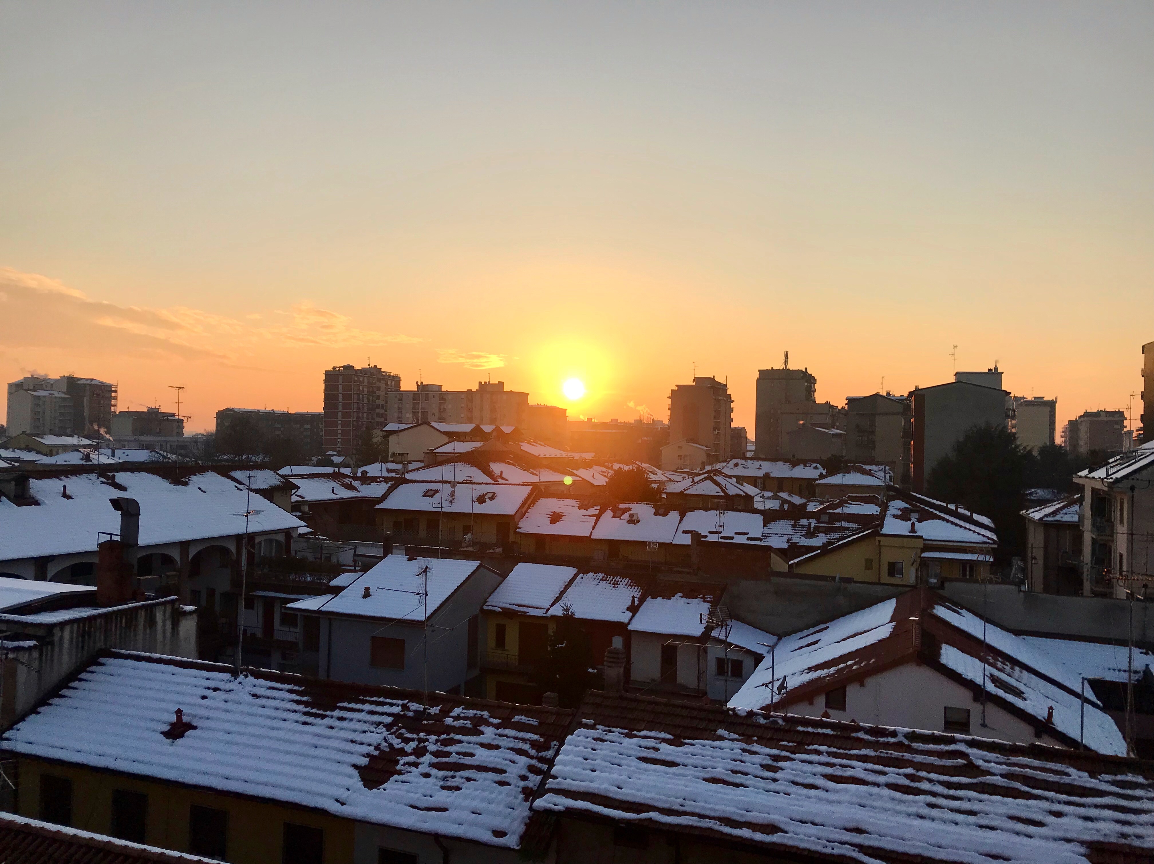 La magia della neve al tramonto sui tetti delle case colorate. Foto di Annalisa Bonafede 