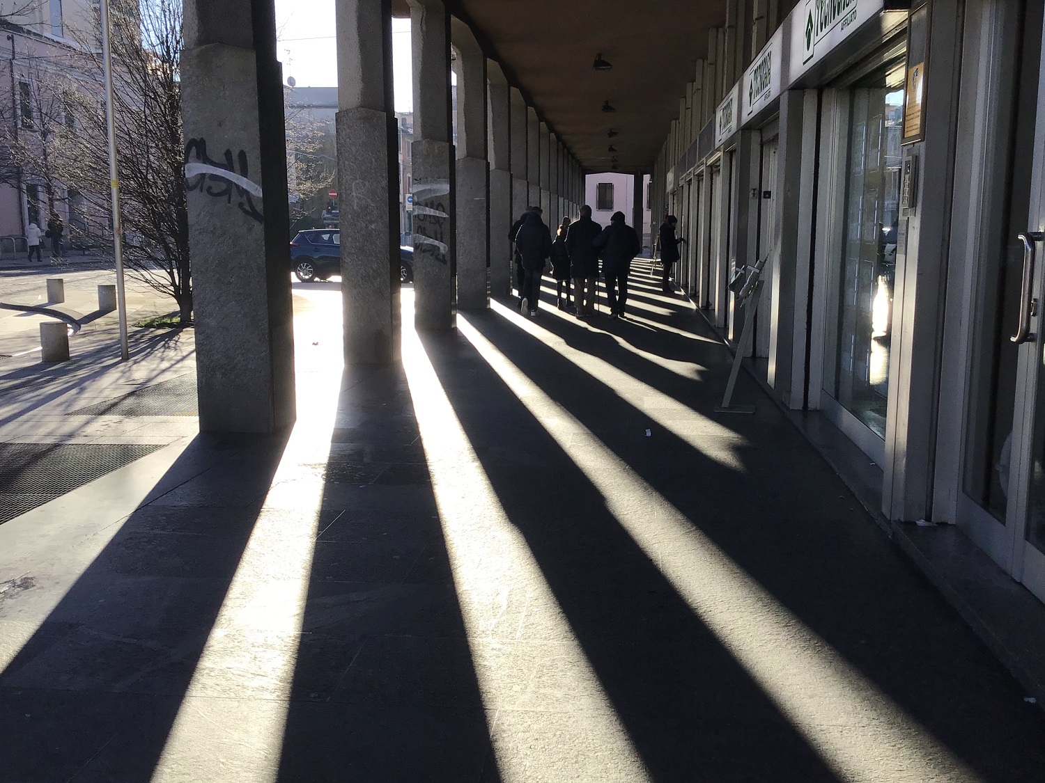 I portici di via Frova: prospettiva alla luce del mattino. Foto di Ida Caggiano