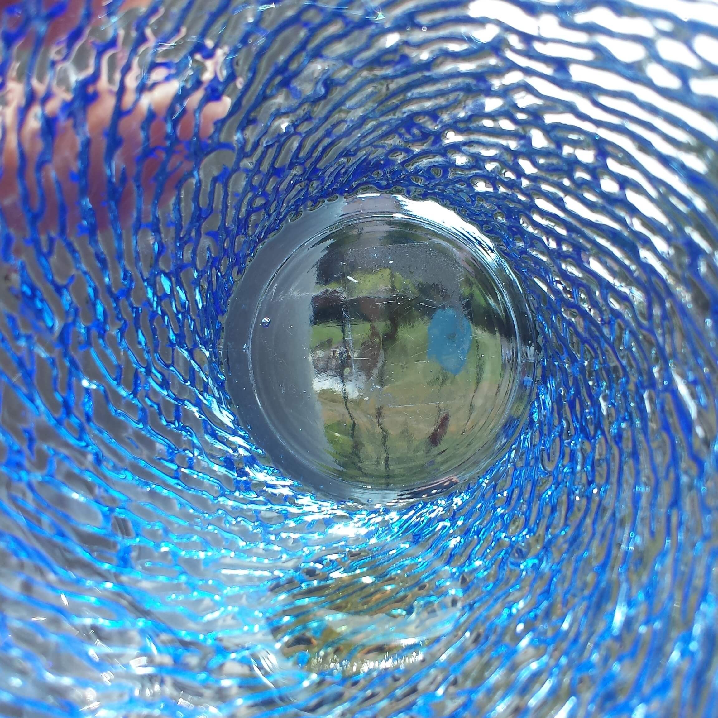 Il mondo fuori visto con occhi diversi. Ho riscoperto il mio balcone in questa quarantena. Ho guardato dentro al bicchiere che avevo in mano e… ho visto il giardino del mio palazzo con occhi diversi. Foto di Elena Sacchi