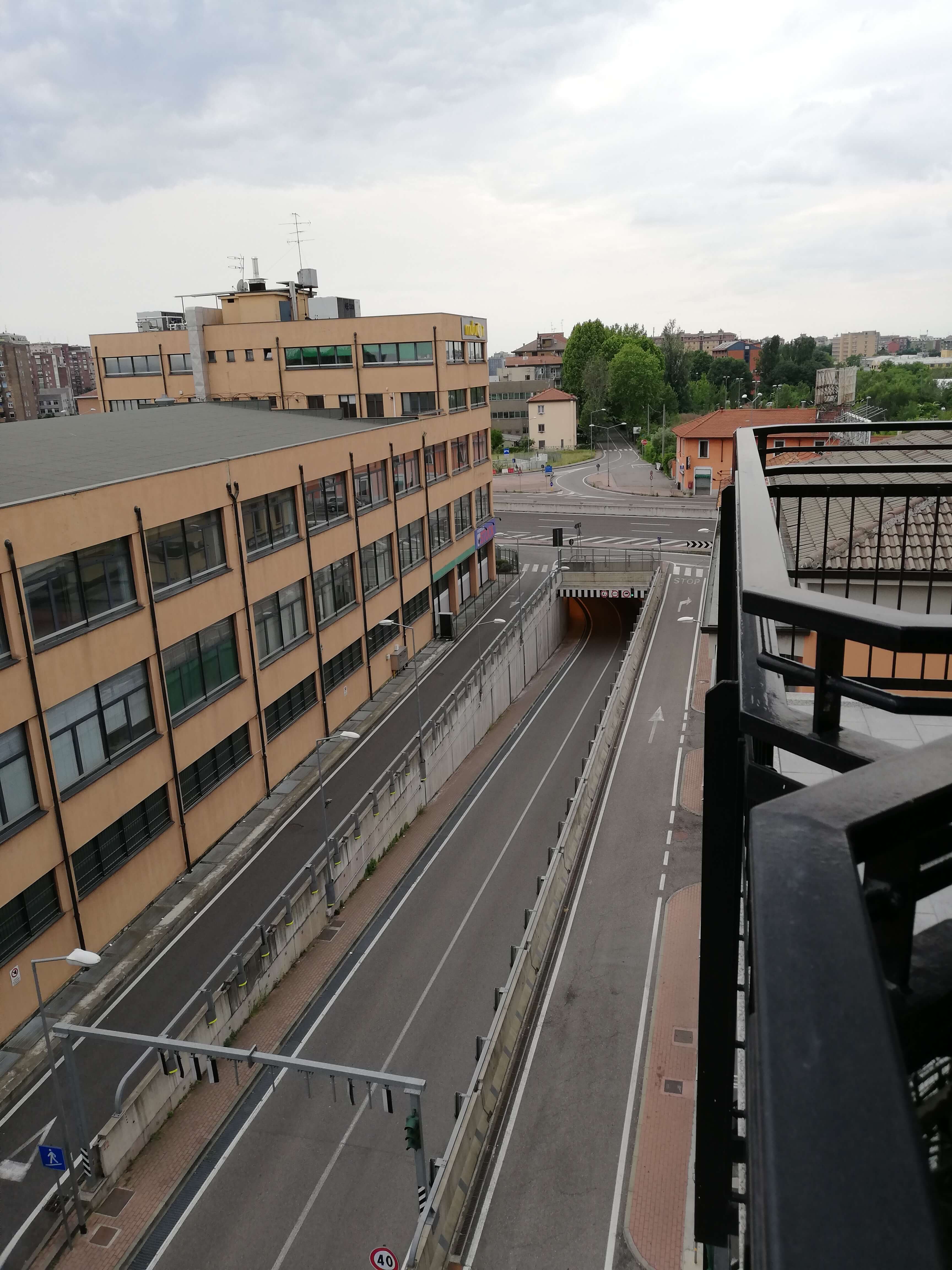 Silenzio, tutto tace. Accesso autostrade viale Brianza e via Matteotti. Foto di M. Gabriella Palladino