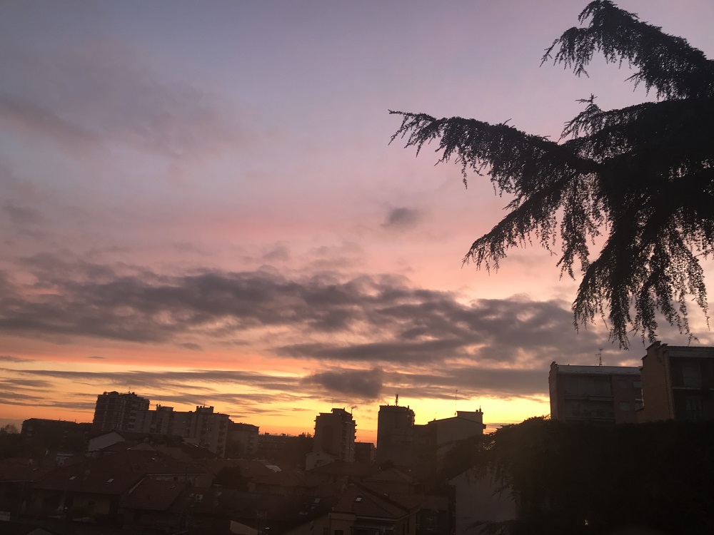 Ogni tanto guarda il cielo. Tramonto a Cinisello Balsamo. Foto di Annalisa Bonafede